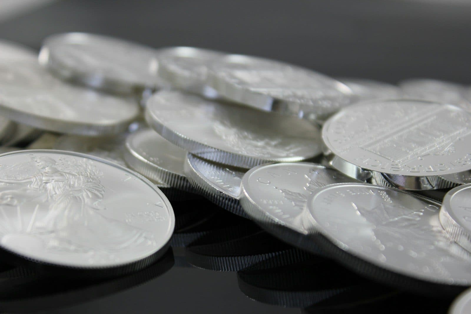 Piles de lingots d'argent fin