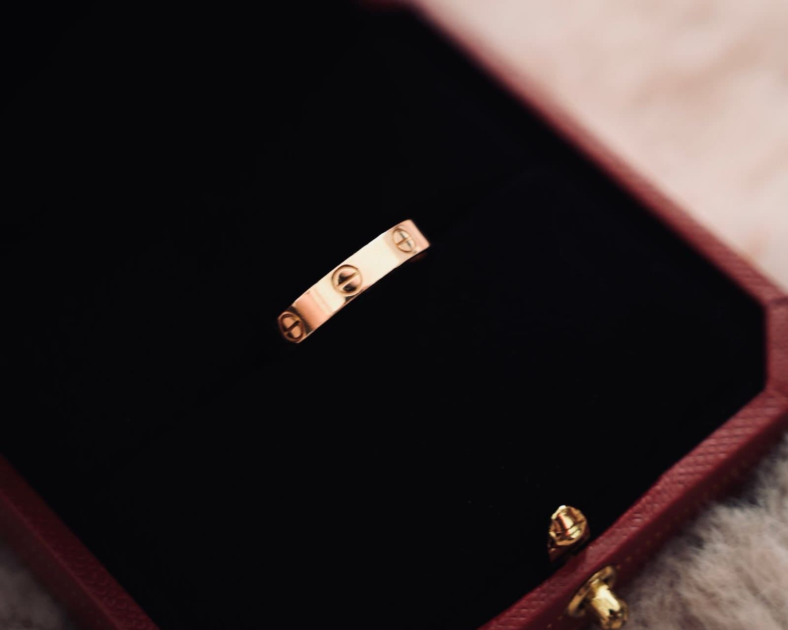 Bague Cartier Love en or rose dans son écrin